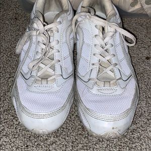 Used women’s white sneaker :)